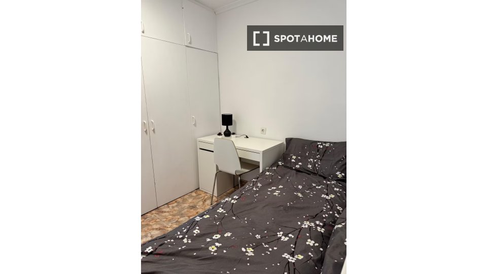 Double room Valencia, 3 beds, 80m² — photo 14