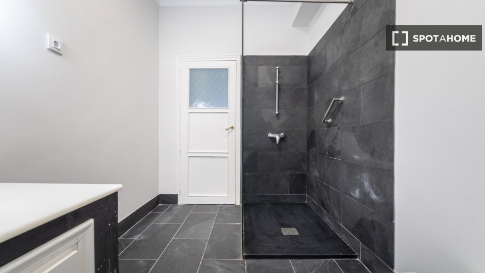 Double room Madrid, 10 beds, 162m² — photo 5