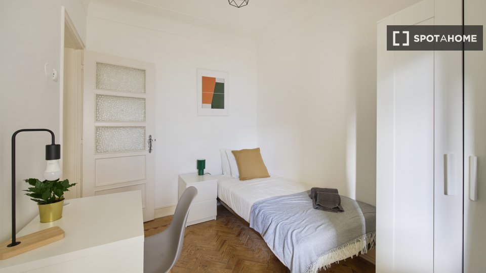 Double room Lisbon, 5 beds — photo 12