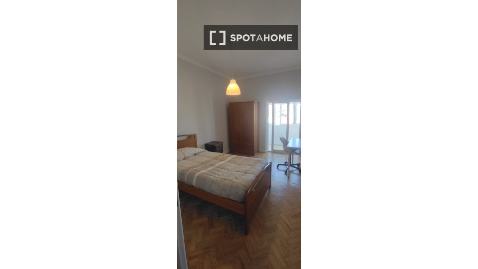 Double room Lisbon, 4 beds, 70m² — photo 13