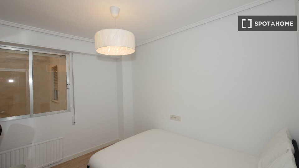 Camera in appartamento condiviso con 5 camere da letto a Cabanyal-Canyamelar - à Valence