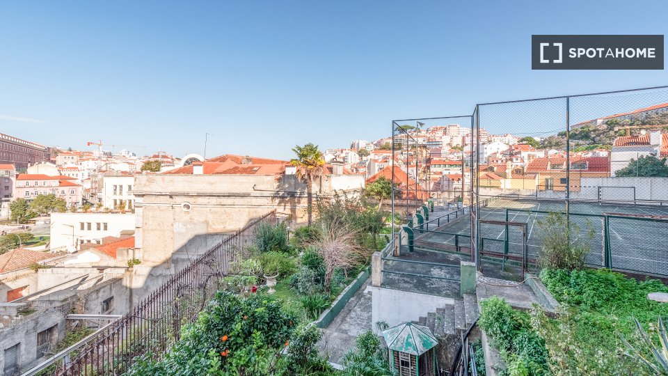 Double room Lisbon, 3 beds, 63m² — photo 11