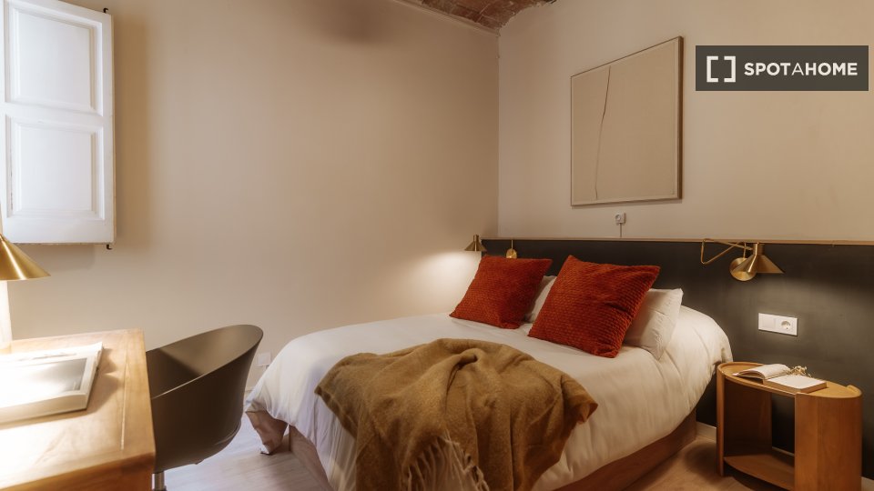 Double room Barcelona, 3 beds, 90m² — photo 13