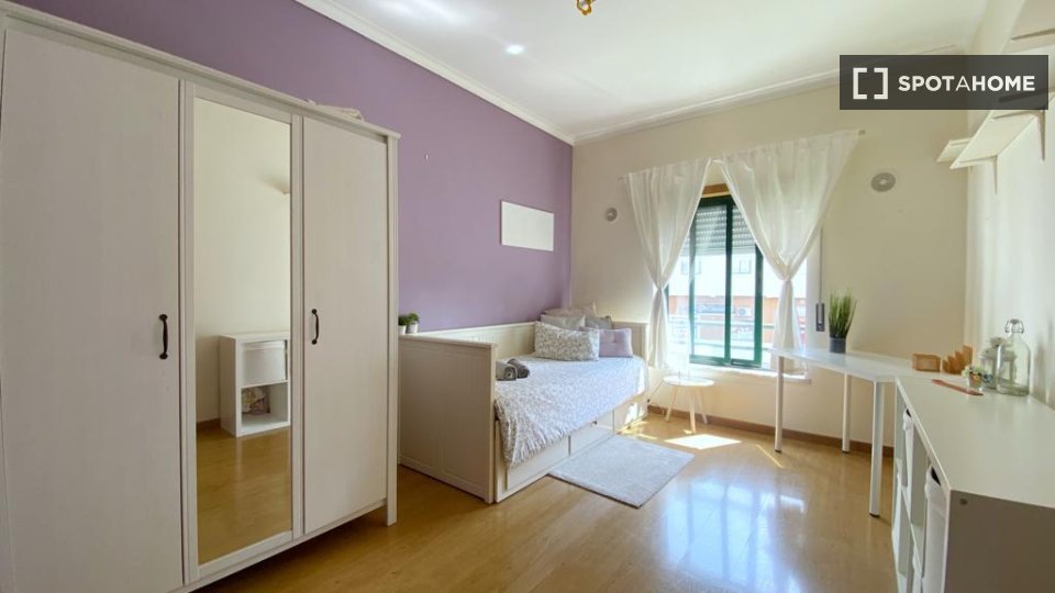 Double room Lisbon, 3 beds — photo 1