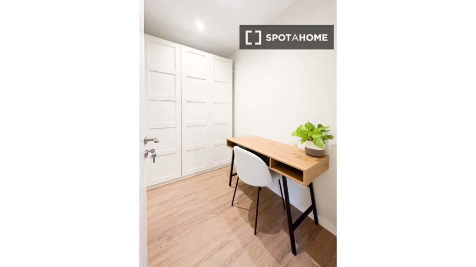 Double room Madrid, 5 beds, 100m² — photo 13