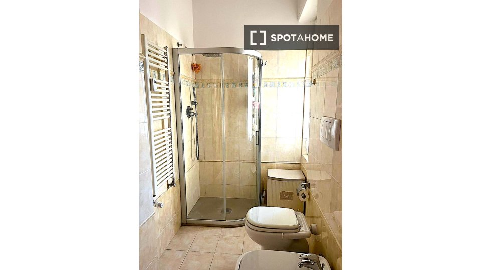 Double room Genoa, 3 beds, 93m² — photo 16