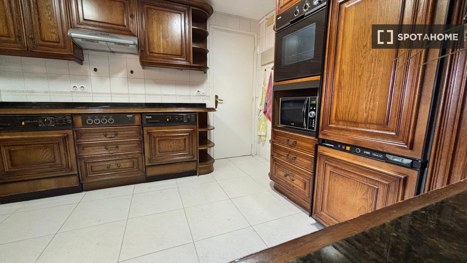 Double room Madrid, 9 beds, 200m² — photo 17