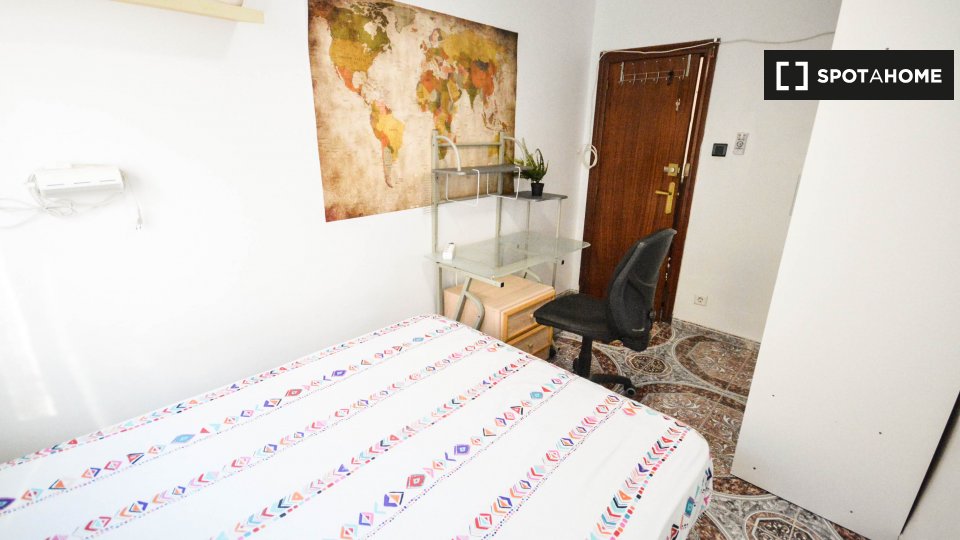Se alquila habitación en L'Illa Perduda, Valencia.