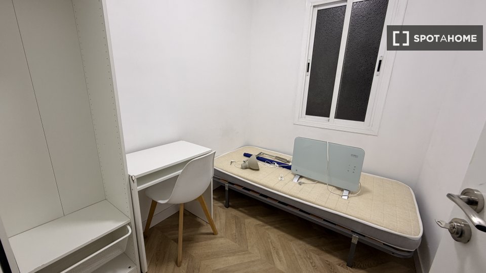 Habitación en piso compartido en El Poble Sec, Barcelona.