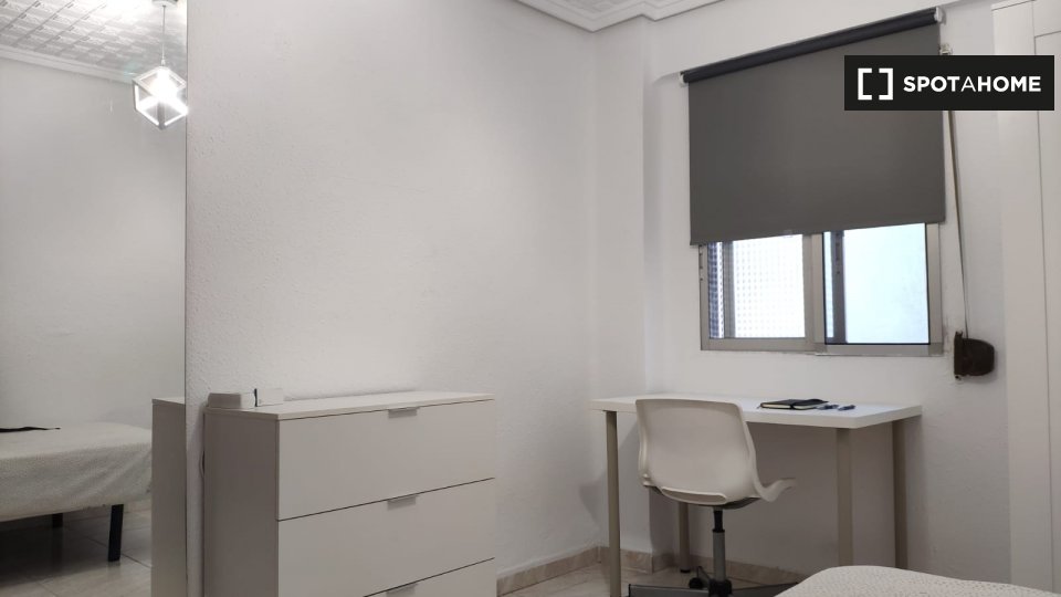 Double room Valencia, 3 beds, 85m² — photo 10