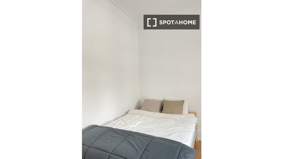 Double room Lisbon, 4 beds, 15m² — photo 11