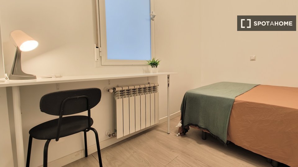 Double room Madrid, 2 beds — photo 6