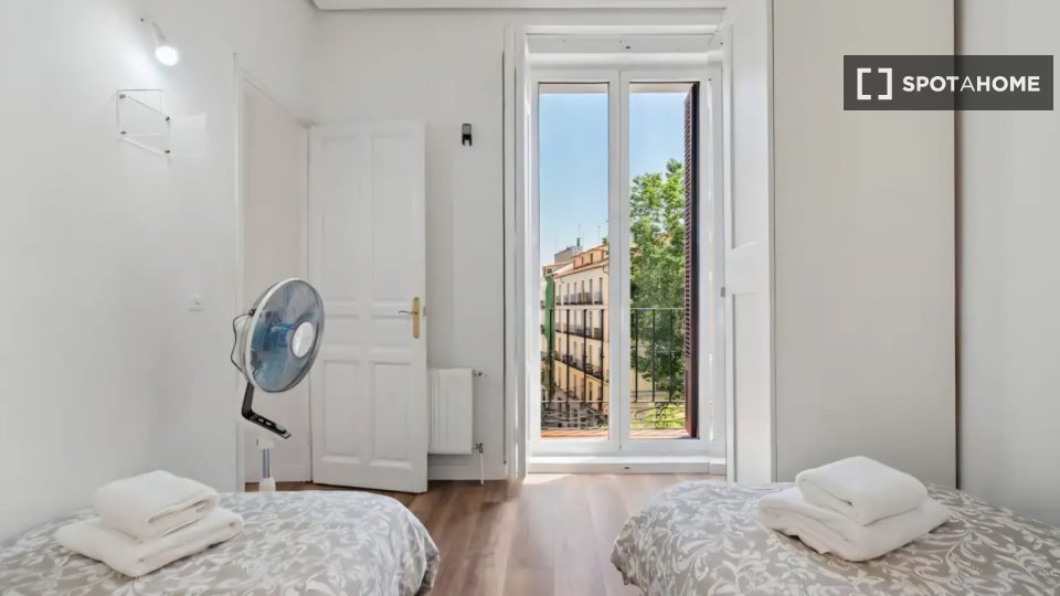 Double room Madrid, 3 beds — photo 9