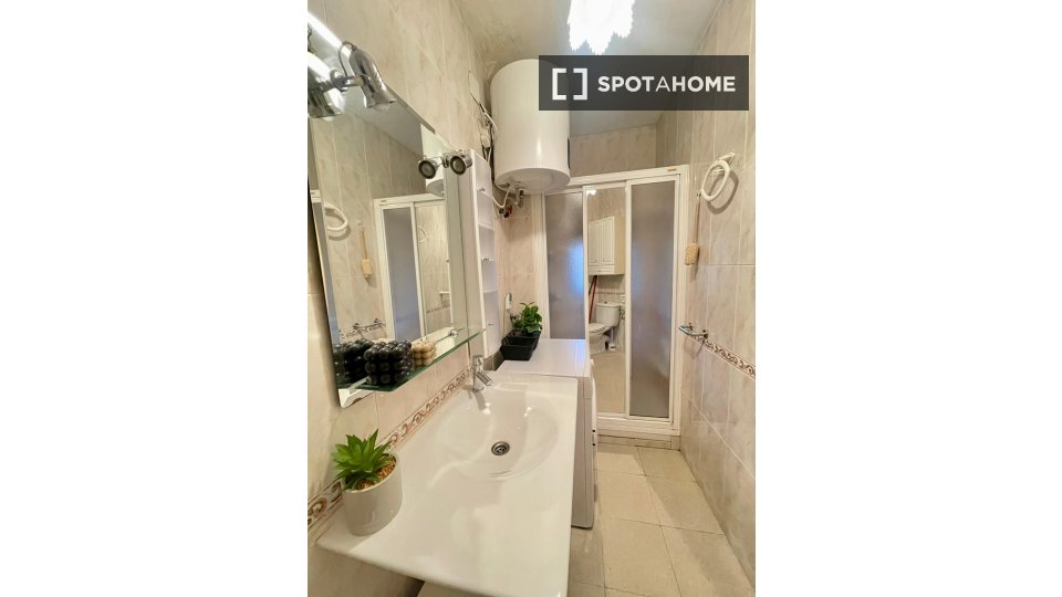 Double room Madrid, 3 beds — photo 17