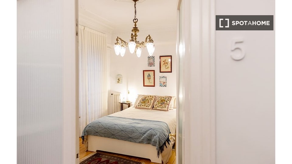 Spacious room in 7-bedroom apartment in Indautxu, Bilbao - a Bilbao