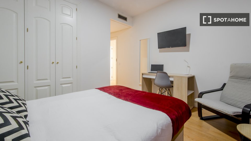 Double room Madrid, 8 beds, 200m² — photo 1
