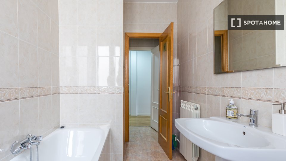Double room Madrid, 6 beds, 158m² — photo 3