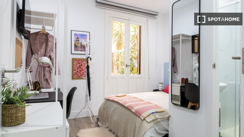 Double room Madrid, 9 beds, 210m² — photo 16