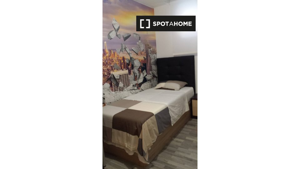 Double room Madrid, 3 beds, 68m² — photo 10