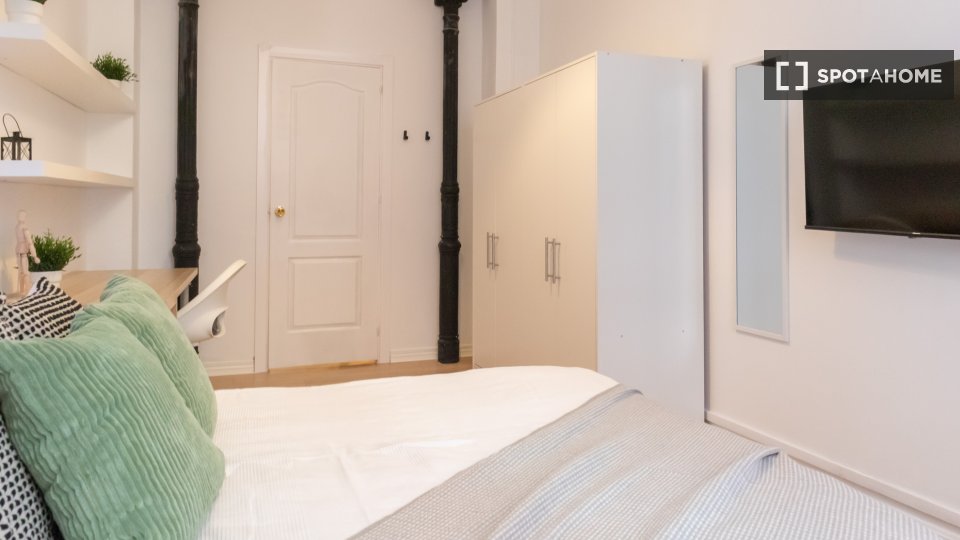 Double room Madrid, 7 beds, 160m² — photo 26