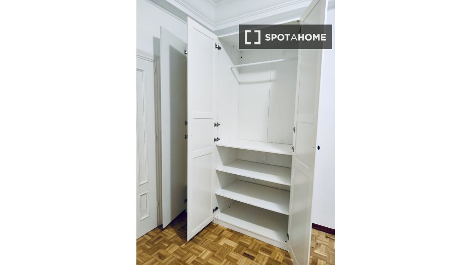 Double room Madrid, 7 beds, 132m² — photo 12
