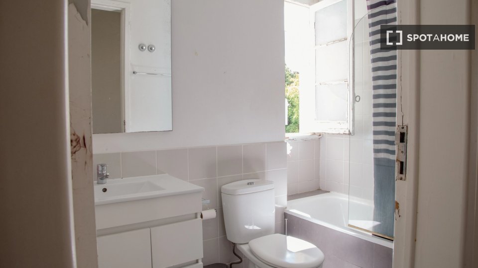 Double room Lisbon, 4 beds — photo 19