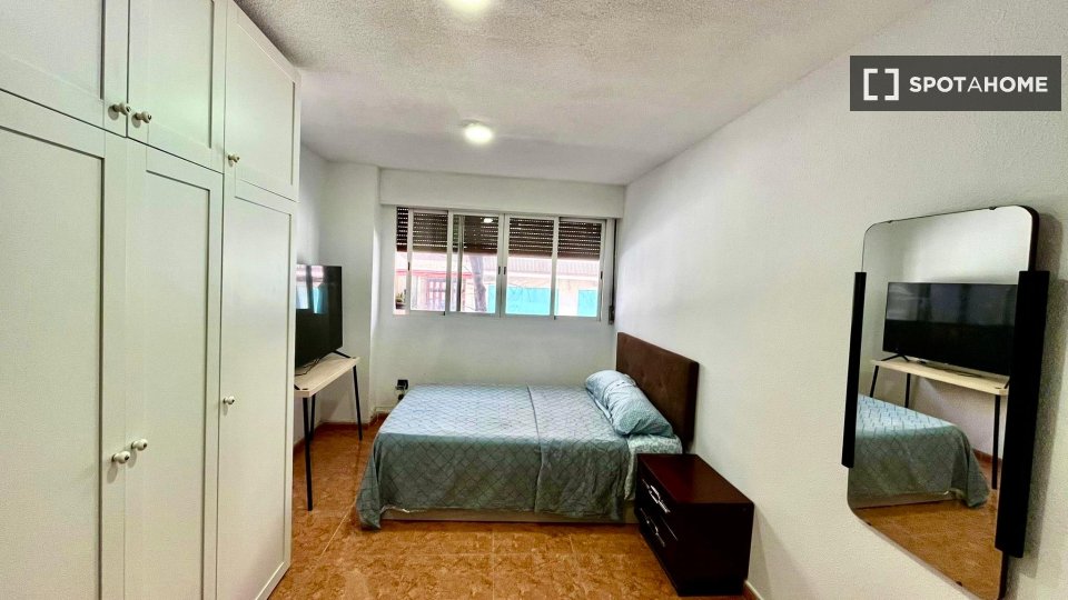 Double room Madrid, 3 beds, 80m² — photo 12