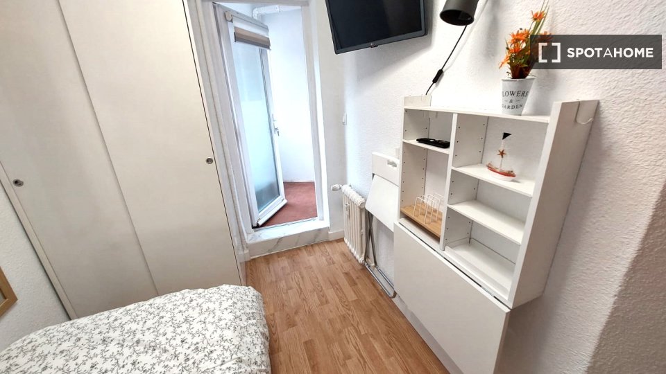 Double room Madrid, 3 beds, 60m² — photo 9