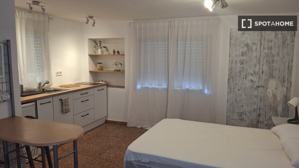 Double room Valencia, 1 bed, 24m² — photo 5