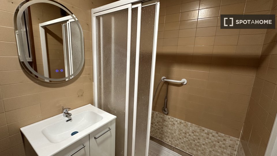 Double room Madrid, 5 beds, 110m² — photo 6