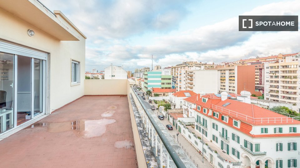Double room Lisbon, 3 beds, 73m² — photo 1
