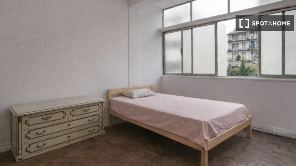 Double room Lisbon, 6 beds — photo 25
