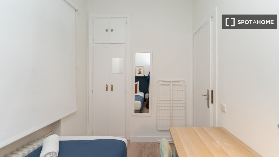 Double room Madrid, 5 beds — photo 15
