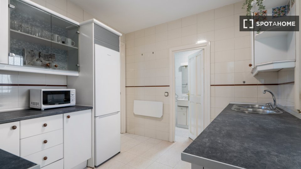 Double room Madrid, 5 beds, 102m² — photo 4