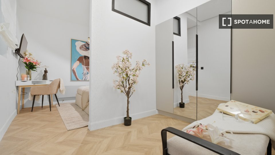 Double room Madrid, 3 beds, 82m² — photo 9
