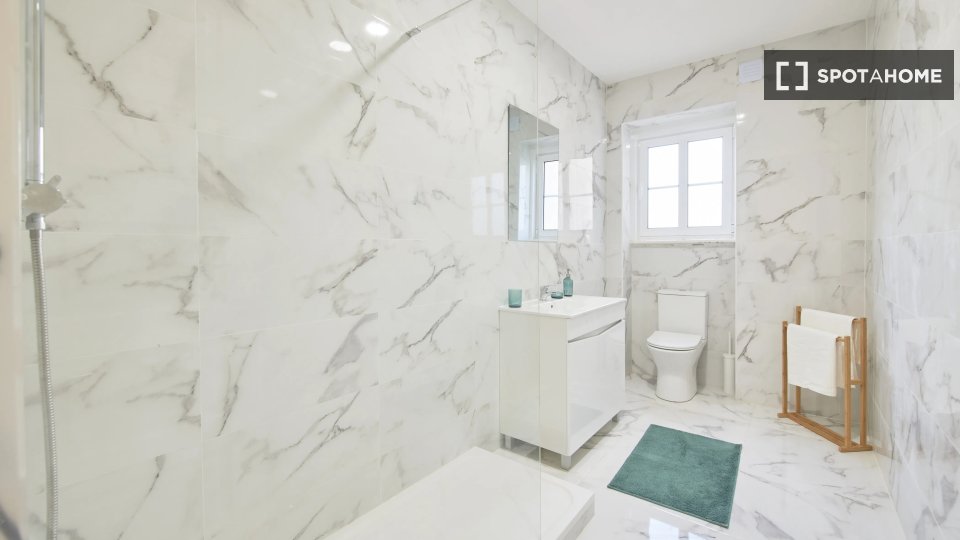 Double room Lisbon, 6 beds — photo 17