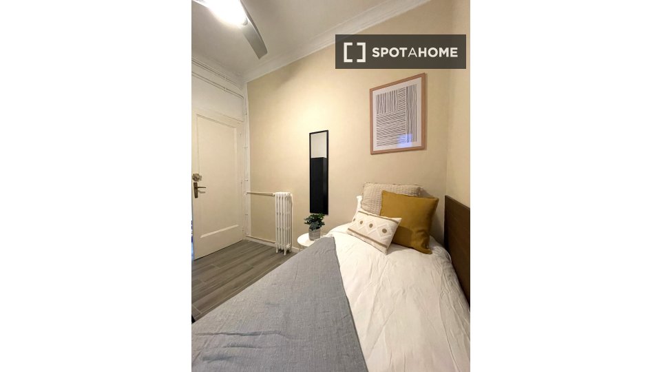 Double room Barcelona, 6 beds, 140m² — photo 1
