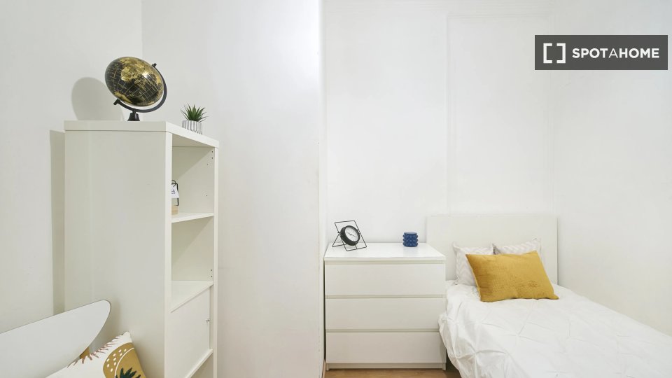Double room Lisbon, 4 beds — photo 11