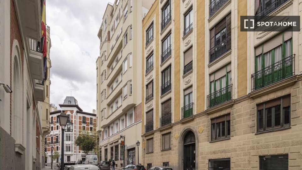 Double room Madrid, 3 beds — photo 22