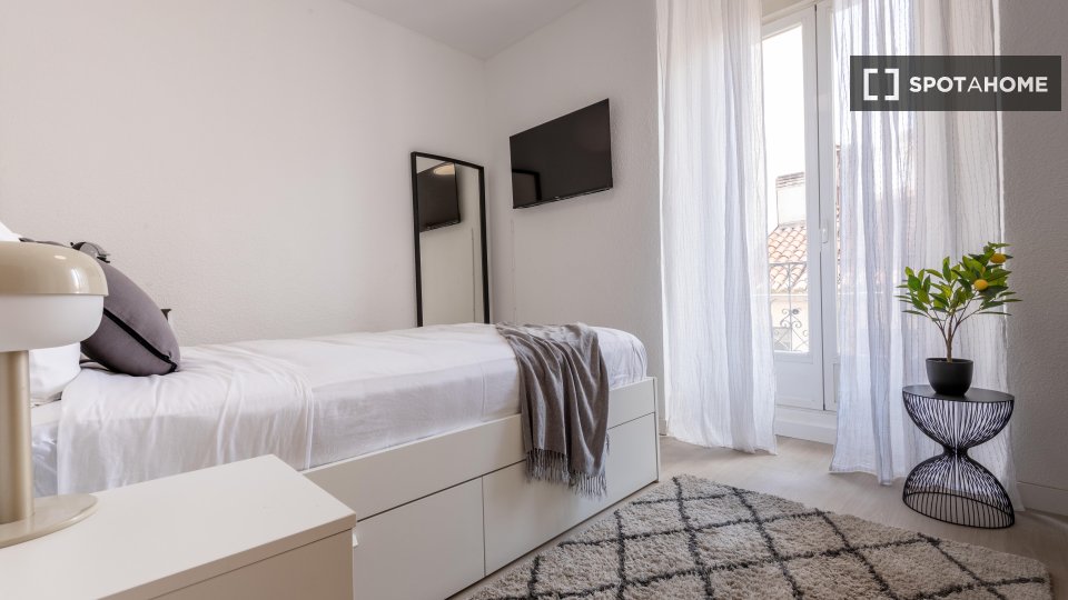 Double room Madrid, 5 beds — photo 50