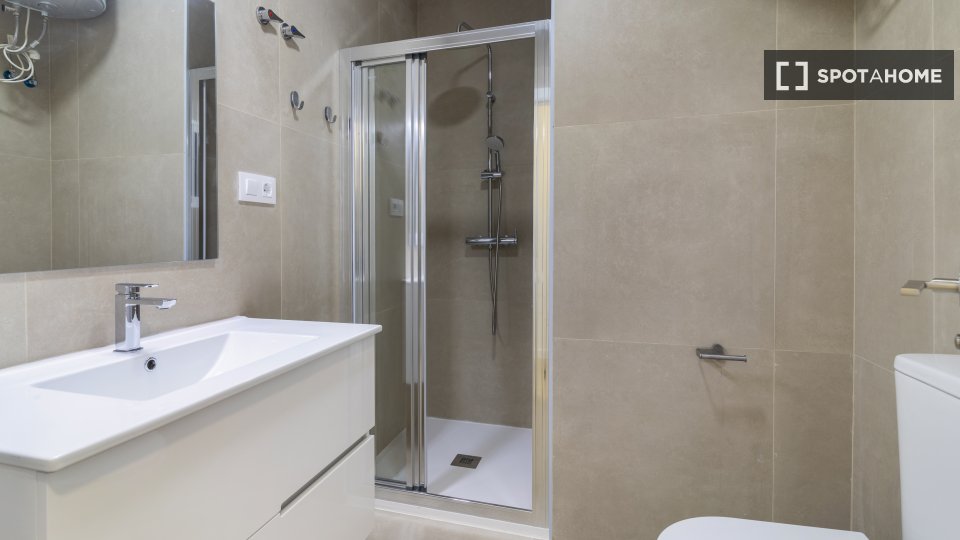 Camera in un appartamento condiviso con 5 camere da letto, Mont-Olivet, Valencia. - a Valencia