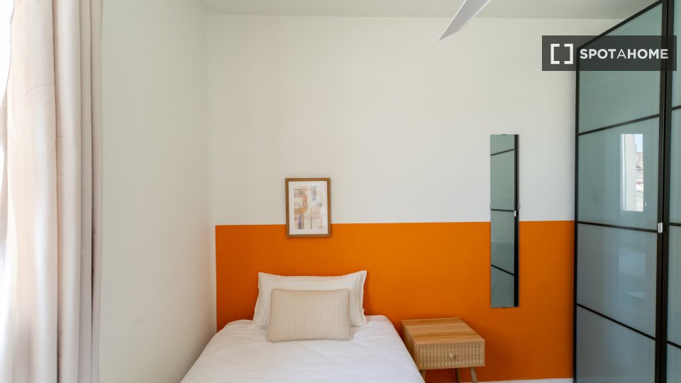 Double room Madrid, 3 beds — photo 10