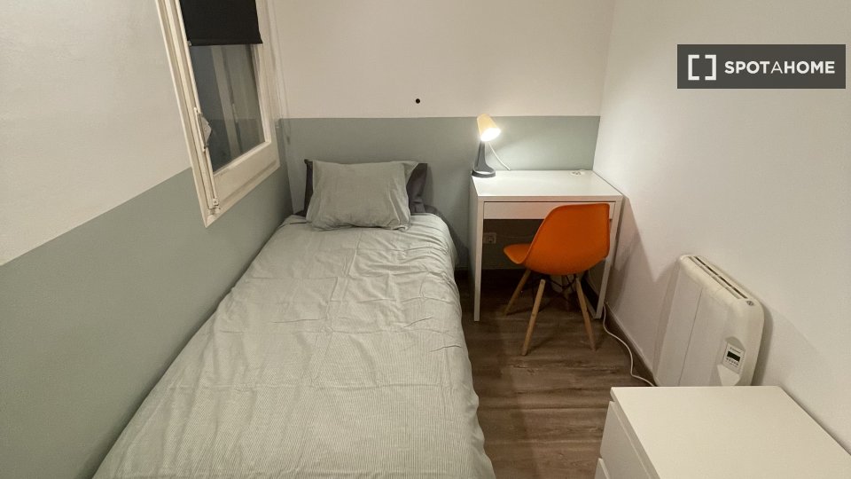 Double room Barcelona, 3 beds, 55m² — photo 14