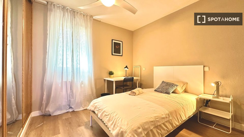 Double room Madrid, 3 beds — photo 11