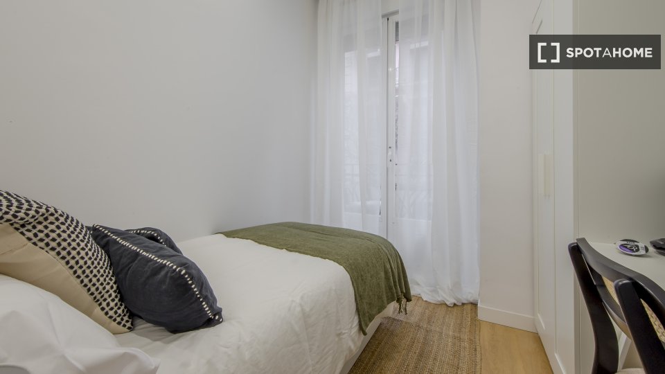 Double room Madrid, 5 beds, 100m² — photo 11