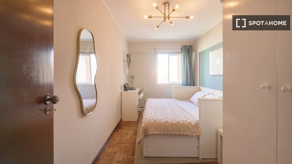 Double room Lisbon, 5 beds — photo 5