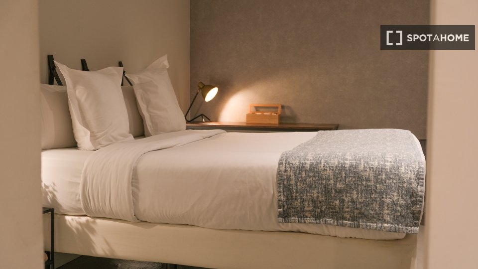 Double room Barcelona, 1 bed, 18m² — photo 6