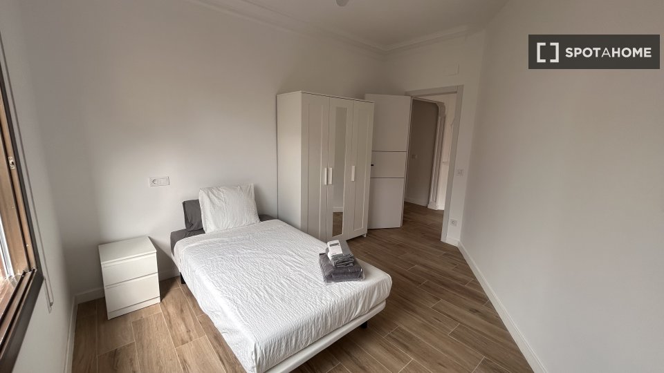 Double room Barcelona, 5 beds, 128m² — photo 2
