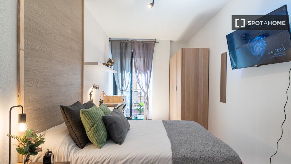 Double room Madrid, 7 beds, 160m² — photo 8