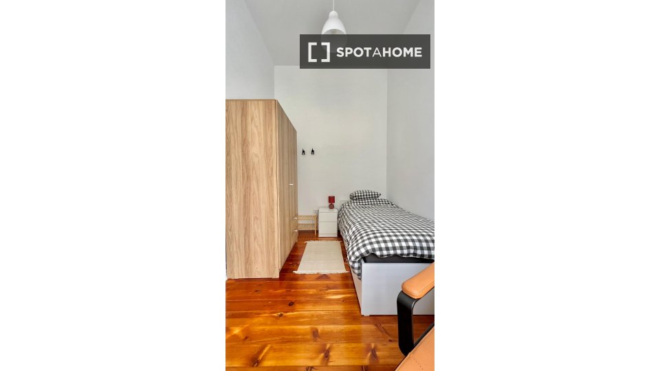 Double room Lisbon, 3 beds — photo 11